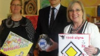 Spiele für Bonner Kindergärten: (v.li.) Andrea Gohsen (Kindergartenleiterin), Ernst Wittlich (Geschäftsführer Kfz-Innung) und Maria Feigen (Abteilungsleiterin des Bonner Jugendamtes). (Foto: Innung)