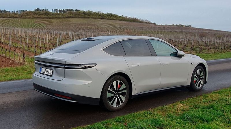 7. Das Fahrgefühl: Komfortabler als mit dem Nio ET7 lässt es sich wohl nicht reisen. Das liegt nicht nur am geringen Geräuschniveau im Innenraum und an den bequemen Sitzen, sondern auch am Luftfahrwerk, das selbst Schlaglöcher souverän abfedert. Entsprechend entspannt kommt man – sofern man die nervtötenden Spurhalte- und Aufmerksamkeitsassistenten ausgeschaltet hat – selbst nach mehreren hundert Kilometern Fahrt an seinem Ziel an. Einzig die Lenkung könnte direkter sein.   (Bild: Mauritz – VCG)