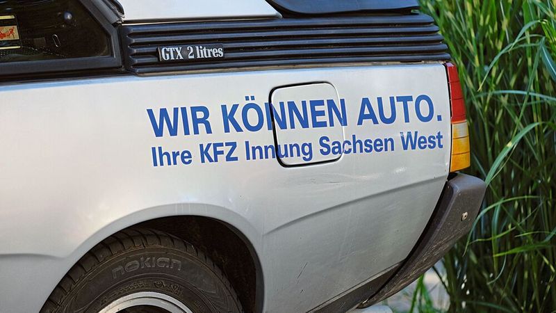 Gäste aus der Nachbarschaft: Dorit Ullmann und Michael Schneider, Kfz-Innung Sachsen-West mit ihrem Renault Fuego, Baujahr 1981. (Bild: Zietz/»kfz-betrieb«)