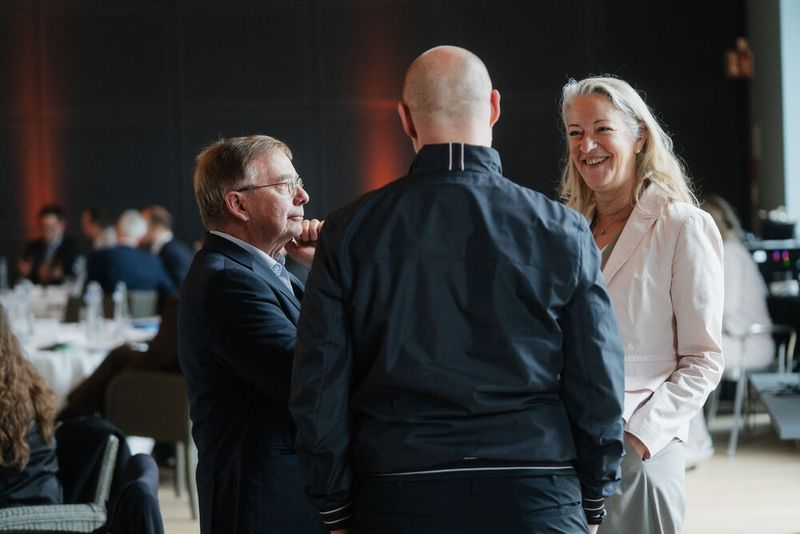 Wilfried Bernhardt (l., ehem. Staatssekretär im Sächsischen Staatsministerium der Justiz und für Europa) im Gespräch mit Isabel Netzband (Fsas) und Andreas Steffen (5STEP). (Bild: Manuel Emme Fotografie)
