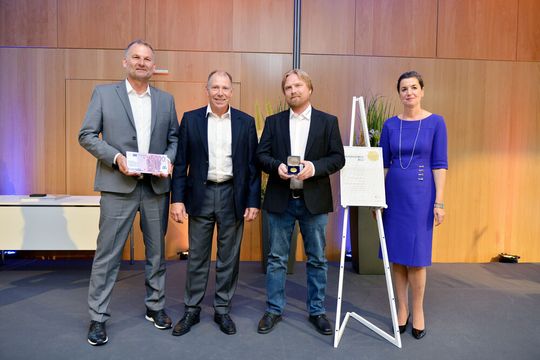 Von links: Dr. Sabine Hepperle, Abteilungsleiterin Mittelstandspolitik im Bundesministerium für Wirtschaft und Klimaschutz, Andreas Jilg, M. Sc., Abteilung Forschung & Entwicklung, bei Heinz Soyer Bolzenschweißtechnik GmbH. Daneben Heinz Soyer, der CEO und Oliver Pohlus, der Vertriebsleiter.(Bild:  GHM / A. Schmidhuber)