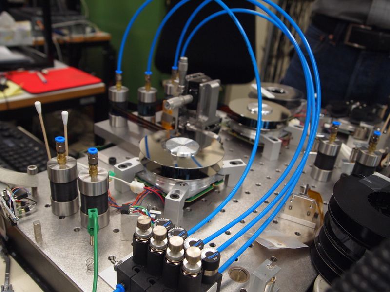 Abb. 11: Testaufbau Pressluft. Lässt sich der Abbrieb reduzieren, wenn in die Umlenkrollen Luft geblasen wird, damit das Band auf einem Luftpolster schwebt? (IBM Forschung - Zürich)