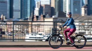 Auch 2022 gibt es viele Neuheiten rund um Lastenräder, E-Bikes und Fahrräder. (pd-f.de / Kay Tkatzik)