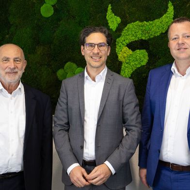 Generationswechsel bei Neumo: Wolf Ehrenberg (links) übergibt die Geschäftsführung an Dr. Marc Ehrenberg (Mitte); Matthias Dörr (rechts) ergänzt die Unternehmensleitung als weiterer Geschäftsführer. (Bild: Neumo)
