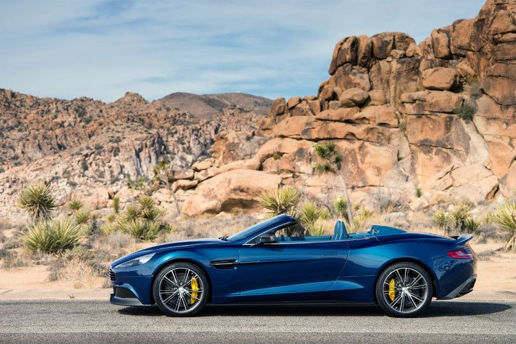 Unter der Haube steckt der bekannte Zwölfzylinder aus dem Coupé. (Foto: Aston Martin)