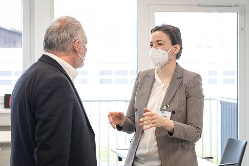 Zwei Referenten unter sich: Hans Wenner, Senior Manager Regulatory Affairs beim VDE, und Andrea Sautter, Rechtsanwältin bei der Kanzlei Taylor Wessing. (Stefan Bausewein)