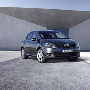 Der Auris steht seit dem 20. März in den Schauräumen der deutschen Händler.
