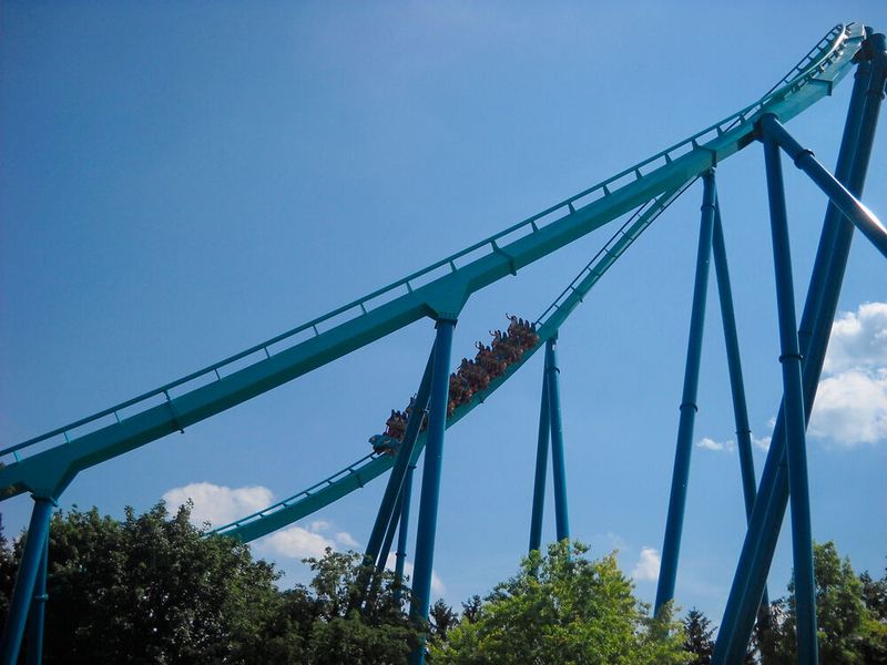 Die Achterbahn Leviathan befindet sich im Canada’s Wonderland in Vaughan, Ontario, Kanada. Es handelt sich um eine beeindruckende Achterbahn von B&M (Bolliger & Mabillard) mit einer Höhe von etwa 93 Metern (306 Fuß) und einer Höchstgeschwindigkeit von etwa 148 km/h. (Bild: Leviathan train on hammerhead.jpg / Chester from Brazil / CC BY-SA 2.0)