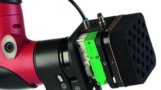 Der Cobot Sawyer von Rethink Robotics und der Kenos-KCS-Greifer von Piab realisieren anspruchsvolle Verpackungsaufgaben in der Kosmetikbranche. (Piab)