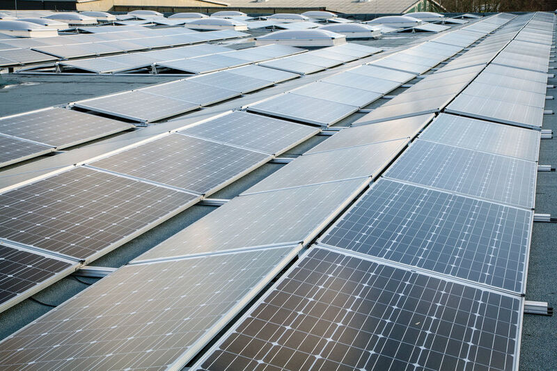 Mit der Photovoltaik-Aufdachanlage spart Ravenol pro Jahr rund 50 % der Stromkosten. (Gildemeister energy solutions)