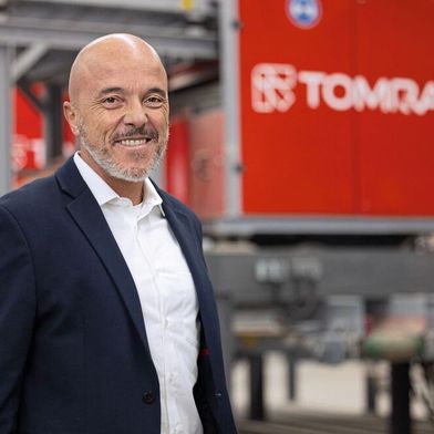 Fernando Romero-Lage, Area Sales Manager Tomra Mining: „Die Röntgentransmissions-Technologie (XRT) analysiert jedes einzelne Partikel anhand seiner inneren atomaren Dichte. Während die Pebbles über ein Förderband transportiert werden, erfasst das System jedes Partikel innerhalb von Millisekunden und trennt wertvolles Material von niedriggradigem oder taubem Gestein.“ (Bild: Tomra)