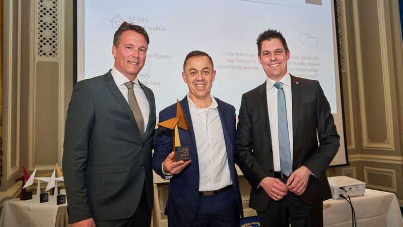 Platz drei ging an das Autohaus Richard Dämpfle. Mazda-Deutschland-Geschäftsführer Bernhard Kaplan (li.) und Vertriebsdirektor Felix Gebhart überreichten die Auszeichnung an Richard Dämpfle (Mitte). (Bild: Silke Steinraths Photography)