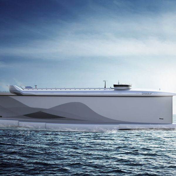 Der Rumpf des Cargo-Schiffs Vindskip wirkt wie ein großes Segel. (Bild: Lade AS)