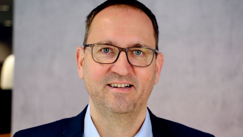 Alexander Pflaum, Geschäftsführer der Bayreuther Motor-Nützel Gruppe, holte den „Newcomer“-Award ab. (Bild: Seat Deutschland)