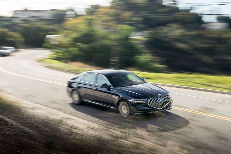 Der G90 kommt mit einem voluminösen Kühlergrill und vorderen LED-Blinkern. (James Lipman / jameslipman.com)