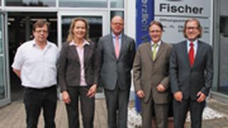 EDV-Spezialist Joachim Bachinger vom Autohaus Fischer, Kirstin Koppehele, Marketingverantwortliche bei Attribut, Günter Schiffers, Geschäftsführer Autohaus Fischer, Jörg Sommer, Vertriebsleiter  Attribut, und Klaus Meier, Geschäftsführer Attribut, arbeiten seit einem halben Jahr zusammen. (Foto: Mauritz)