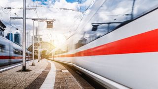 Nach Ansicht der Behörde nimmt die Deutsche Bahn eine Doppelrolle ein. Einerseits sei sie selbst eine marktstarke Mobilitätsplattform mit ihrem Portal bahn.de und mit ihrer App DB Navigator (© nokturnal – stock.adobe.com)
