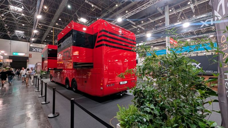 Die Luxusliner waren in einer separaten Halle untergebracht. Dieses Modell, der STX POP Scania S590 des belgischen Herstellers Stephex, kostet mit drei elektrischen Slide-Outs, einer Garage im Heck für E-Bikes und jeder Menge Luxus an Bord rund 736.000 Euro.   (Bild: Mauritz – VCG)