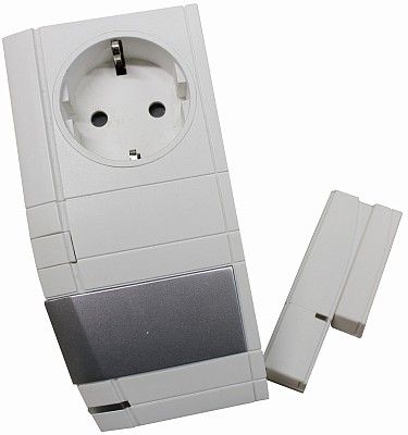 Bild 3: Homematic-Funksteckdose und Tür-/Fensterkontakt (Bild: Christian Pätz)