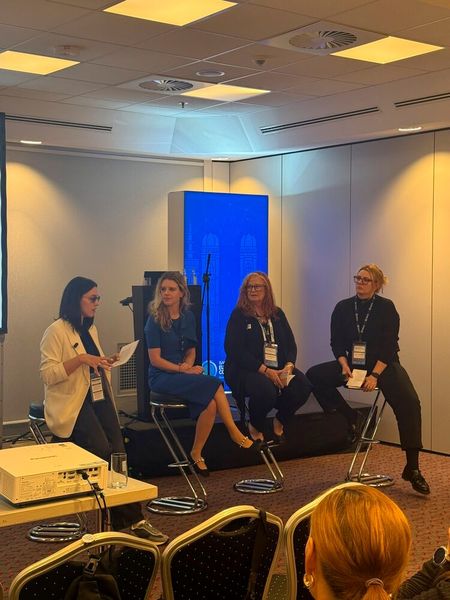 Den fachlichen Abschluss bildete eine Panel-Diskussion mit Jo Stewart-Rattray,  Kristina Jovanovska, Lena-Carlotta Hartlieb und Kseniia Guillement über Souveränität aus verschiedenen geopolitischen Blickwinkeln. (Bild: SheLeadsTech Germany)