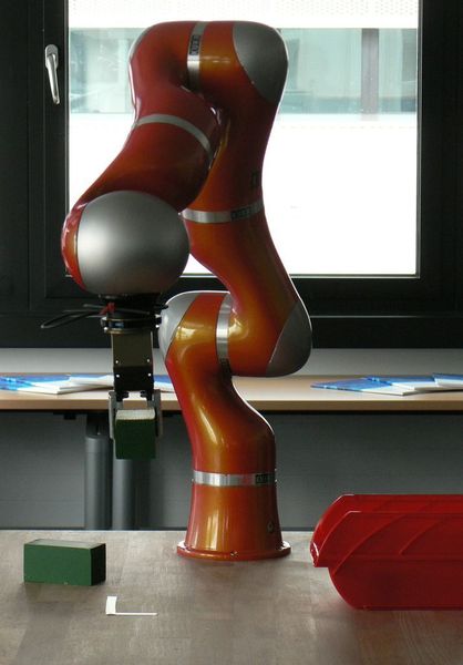 SoftRobot eignet sich für Anwendungsfelder, bei denen herkömmliche Steuerungen an ihre Grenzen stoßen. So nutzt das ISSE Leichtbauroboter von Kuka (Archiv: Vogel Business Media)