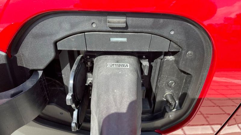 Die Anzeige, dass der Solterra lädt, übernimmt der kleine LED-Schlitz über dem Stecker. Bei Sonneneinstrahlung ist quasi nicht zu erkennen, ob die LED leuchtet oder nicht. (Bild: Grimm – VCG)