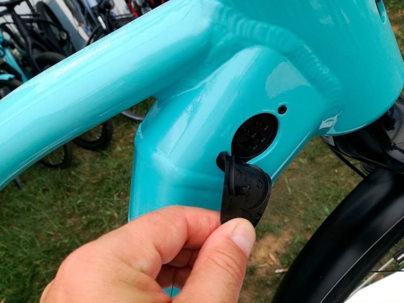 Alternativ lassen sich die neuen Powertube-Akkus über einen Port im Rahmen laden. (SP-X/Mario Hommen)