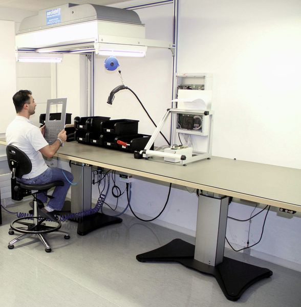 Staub- und elektrostatisch empfindliche Montagearbeiten an Touchscreen- und Folientastaturen mit integrierter Elektronik erfolgen in einem klimatisierten und ESD-geschützten Raum.  (Bild: Phoenix Mecano)
