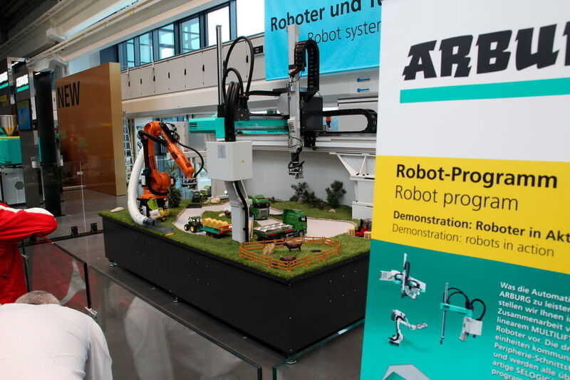 Roboter demonstrieren, das Picking über ein kleines Diorama mit landwirtschaftlichem Hintergrund...Besser als die gute alte Modelleisenbahn, wie ich finde...Und das wars dann auch von den Technologie-Tagen 2016 bei Arburg in Loßburg...Noch mehr Neuheiten sollen uns auf der K erwarten... (Königsreuther)