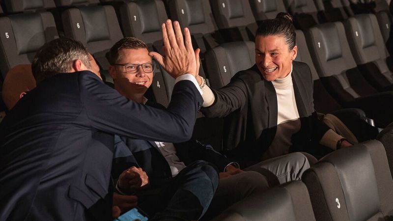 Große Freude nach der Verkündigung: Beresa sichert sich den Gesamtsieg. (Stefan Bausewein)
