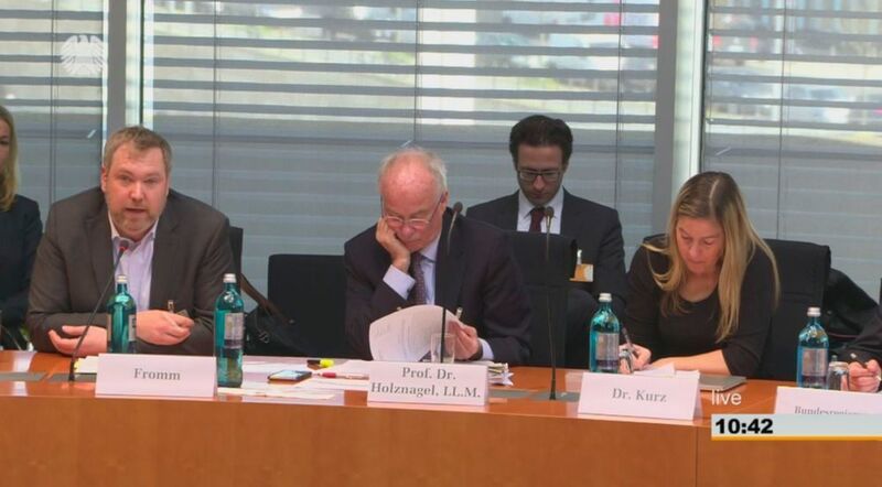 Jens Fromm (l.) während seines Vortrags in der öffentlichen Anhörung. Neben ihm: Prof. Dr. Bernd Holznagel von der Uni Münster, und Dr. Constanze Kurz vom Chaos Computer Club (Deutscher Bundestag)