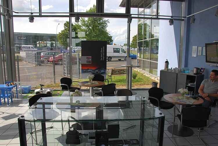 Die Kundenwartezone samt Kinderspielecke präsentiert sich im modernen und transparenten Design. (Foto: Rosenow)