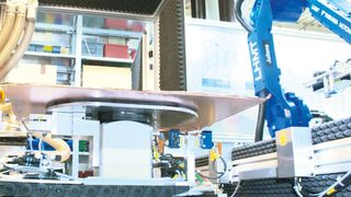 Ein Roboterarm setzt die Multilayer-Leiterplatten auf einem Saugteller ab, der wiederum auf einem Drehmodul von Weiss montiert ist. Weil auch sehr schmale Leiterplatten verarbeitet werden sollen, war das ST 140 wegen seiner schlanken Bauform erste Wahl. (Bild: Weiss)