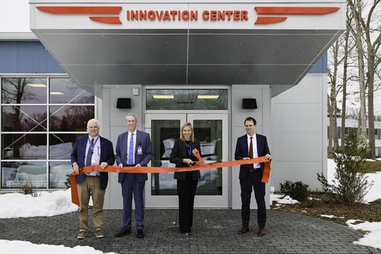 Jeff Dickey (Executive Vice President Hydraulics), Bill Lee (Chairman), Marietta Lee (CEO, President), Thomas Frosell (Vice President Innovation) durchschneiden gemeinsam das rote Band bei der Eröffnung des Entwicklungszentrums.(Bild:  Lee)
