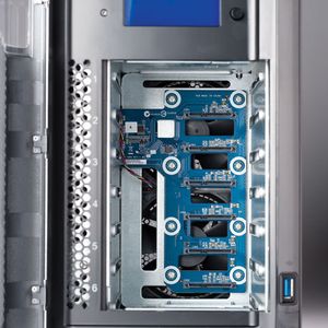 Das Iomega Storcenter px6-300d ist mit sechs Laufwerkeinschüben ausgestattet und kann bis zu 18 Terabyte Speicherkapazität aufnehmen.