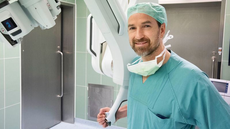 Professor Peter Grimminger arbeitet in Mainz mit dem neu in Europa zugelassenen Da-Vinci-SP-System.(Bild:  Universitätsmedizin Mainz / Thomas Böhm)