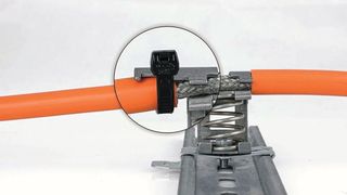 Icotek erweitert sein Sortiment an EMV Schirmklammern um die Schirmklemme SKZ mit integrierter Zugentlastung über den Kabelaußenmantel. (Icotek )