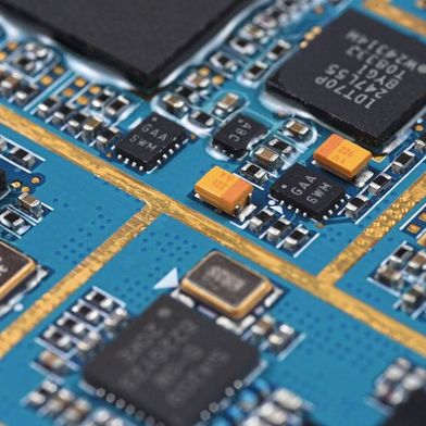 Mehr als nur glänzendes Metall: Bei Spannungen über 1.000 V wird die Lötoberfläche zum kritischen Erfolgsfaktor für die gesamte Baugruppe. (Bild: frei lizenziert)