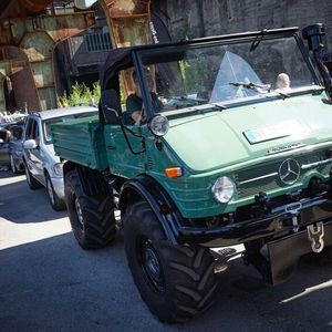 Auch Nutzfahrzeuge von Mercedes-Benz bzw. der Mercedes-Benz-Marke Setra sind willkommen. In diesem Jahr präsentiert die Marken unter anderem den Setra S 208 H, der 1979 vorgestellt wurde und den Einstieg in das Segment der kompakten Reisebusse der neuen Baureihe 200 markierte. Als einer der ersten modernen „Clubbusse“ verband er Kompaktheit mit Komfort und bewies, dass auch kleinere Reisebusse hohe Ansprüche erfüllen können. Heute ist er vor allem unter Liebhabern und Sammlern ein geschätztes Stück Busgeschichte. (Bild:  Schöne Sterne)