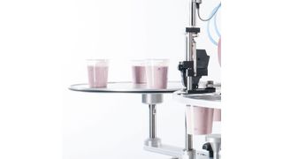 Die Maxima-Abfüllanlage kann pastöse Produke ebenso verarbeiten wie Flüssigkeiten.  (Bild: Mogema)