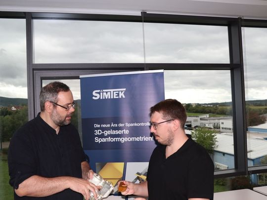 Simtek-Konstruktionsleiter Alexander Seifermann (links im Bild) im Gespräch mit Christian Stier, Teamleiter Konstruktion.(Bild:  SIMTEK)