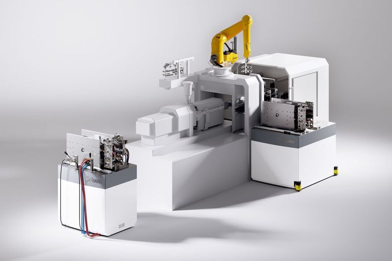 Mit dem zuvor beschriebenen QMC-Werkzeugwechselsystem kommt noch ein weiteres Fakuma-Highlight (Bild) nach Friedrichshafen, anhand dessen Stäubli die vernetzte Komplettautomation einer Spritzgießmaschine demonstrieren werde, bei der alle wesentlichen Prozessschritte im Detail zu sehen sein werden.  (Stäubli)