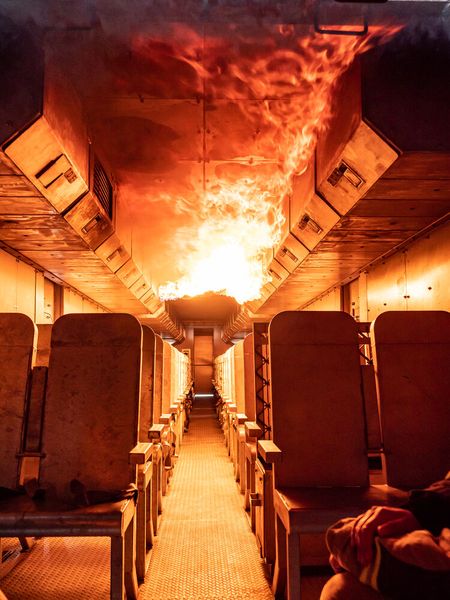 Spektakuläre Trainingssituation im Inneren der Flugzeugnachbildung.  (Bild: Fire Go)