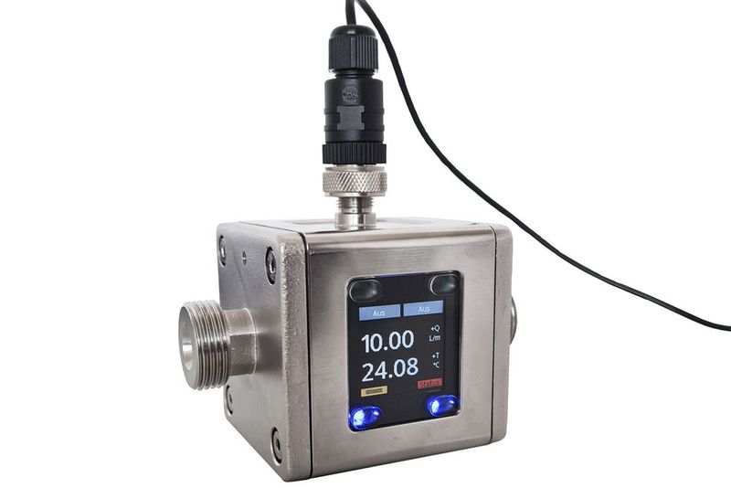 Am Stand von Ipf Electronic werden unter anderem die magnetisch-induktiven Sensoren, mit denen Durchfluss, Dosierung und Temperatur gemessen werden kann, vorgestellt. Ein weiteres Highlight sind die Lumineszenztaster. Sie erkennen mittels UV-Licht sogenannte Luminophoren in sehr unterschiedlichen Materialien und lösen hierdurch einen Schaltvorgang aus. SPS 2022: Halle 7A, Stand 400.  (Bild: Ipf Electronic)