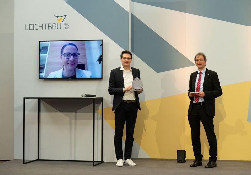 Dann gab es noch den Community Award, der für das Leichtbau-Nockenwellen-Modul des Mahle-Konzerns und des Fraunhofer-Instituts für Chemische Technologie ICT verliehen wurde. Von links: Katrin Schindele, die Projektleiterin von Mahle, Dr. Lars Fredrik Berg vom ICT und Dr. Wolfgang Seeliger, Geschäftsführer der Leichtbau BW. (Leichtbau BW / Lichtgut)