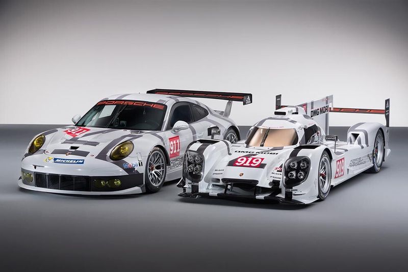 Highlights am Porsche-Stand in Genf: Der der Porsche 911 RSR und rechts davon der neue Porsche 919 Hybrid (Bild: Porsche)
