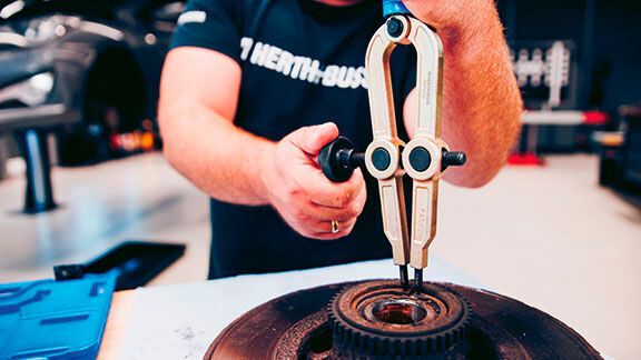 Herth+Buss hat eine neue Seegeringzange im Programm, die den Ein- und Ausbau von Sicherungsringen erheblich vereinfachen soll.(Bild:  Herth+Buss)