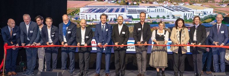 Von links: Christian Walzl (Craiss Austria), Matthias Diehm (Craiss), Pascal Mroncz (Craiss), Matthias Unger (Unger Stahlbau), Dr. Stefan Pieper (Siemens Energy), Christian Anton Oppel (Siemens Energy Austria), Michael Craiss (Craiss), Martin Heinz Kalcher (Siemens Energy Austria), Hagen Temmel (Temmel Immobilien), Bettina Bauernhofer (Bürgermeisterin Weiz), Dr. Claudia Holzer (Landesrätin Steiermark), Barbara Eibinger-Miedl (Staatssekretärin Bundesministerium für Finanzen), Willibald Ehrenhöfer (Landesrat für Wirtschaft, Arbeit, Finanzen,  Wissenschaft und Forschung).(Bild:  Craiss/ Alexandra Luttenberge)