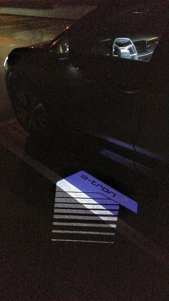 Damit gleich klar ist, was da vor einem steht: kleines Design-Gimmick unterhalb der Fahrertüre. (Bild: Thomas Günnel/Automobil Industrie)