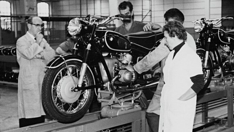 1949 begann die Fertigung von Motorradteilen für das Münchner Stammwerk. Als Ende der 1960er die steigenden Produktionszahlen der Kfz-Sparte in München eine Verlegung der Motorradproduktion erforderlich machte, fiel die Wahl auf das Berliner Zulieferwerk. 1969. startete die Endmontage von BMW R 60/2 in Spandau (Bild: BMW AG)
